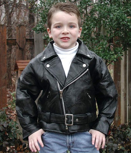 Мальчик В Большой Куртке — Крутая Куртка Ру